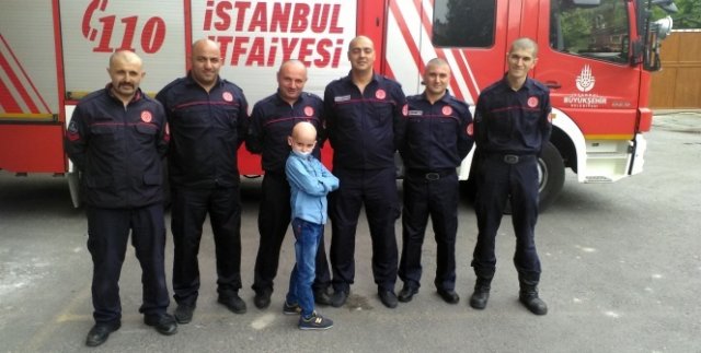 İtfaiyeciler, arkadaşlarının kanser hastası oğluna destek için saçlarını kazıttı