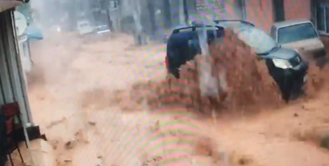 İzmir’de sel suları araçları sürükledi!