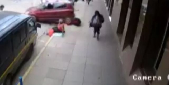 Kadın sürücü yayayı böyle ezdi