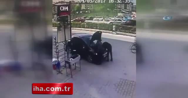 Kamyonun açık unutulan arka kapağı 2 kişiyi hastanelik etti