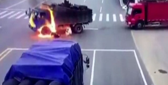 Kamyonun yakıt tankına çarpan motosikletli alevler içinde kaldı