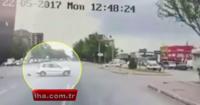 Kırmızı ışıkta meydana gelen kaza araç kamerasına yansıdı