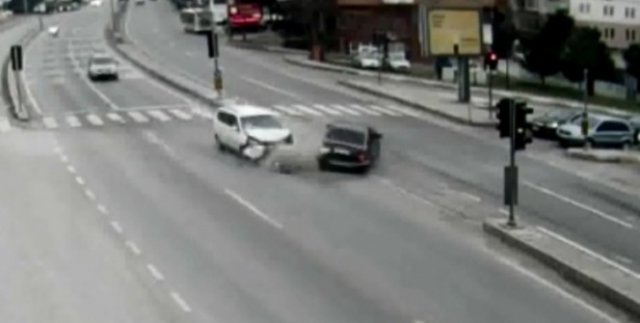 Kocaeli’deki trafik kazaları MOBESE kameralarına yansıdı