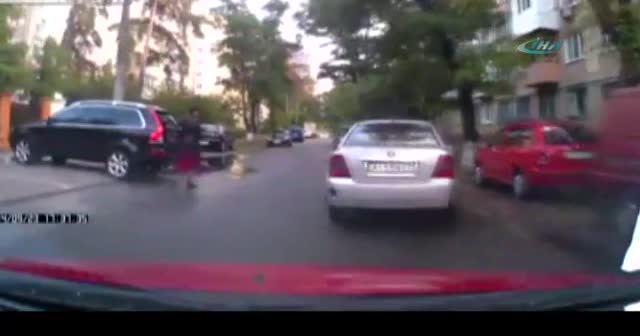 Kornadan korkan kadın yere kapaklandı