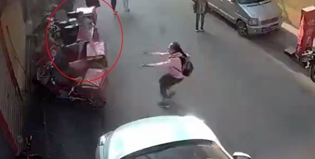 Küçük çocuk 3. kattan böyle düştü