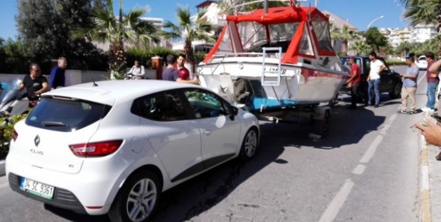 Kuşadası’nda bir otomobile yat çarptı