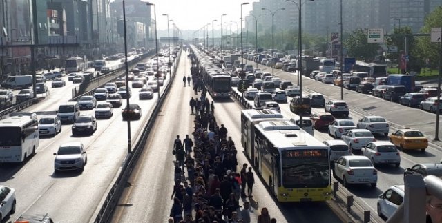 Metrobüs arıza yaptı! Seferler durdu...