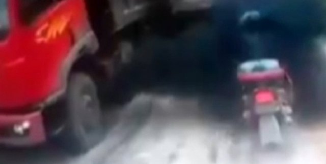 Motosikletli dumana boğuldu