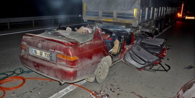 Otomobil tırın altına girdi : 1 ölü, 3 yaralı