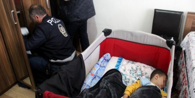 Polis baskını sırasında ilginç görüntü