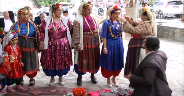Rengarenk giysilerle yaşatılan 500 yıllık gelenek