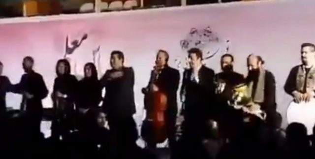 Sahne bir anda çöktü