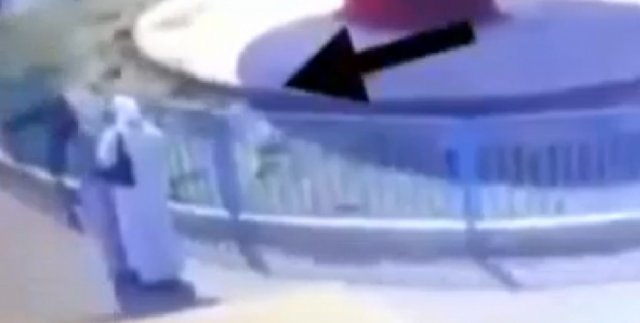 Salıncaktan savruldu, kadınların üzerine düştü