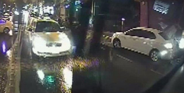 Şeritten çıkan taksi otobüse böyle çarptı