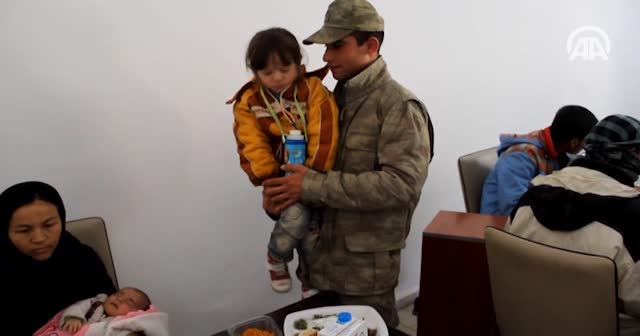 Sınırda yakalanan Afgan göçmenlere Mehmetçikten yardımeli