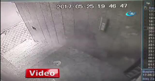 Sultangazi'deki hırsız, apartmandan çuvalla ayakkabı çaldı