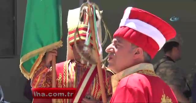 Suriye sınırına Mehter Marşı'yla dev Türk bayrağı çekildi