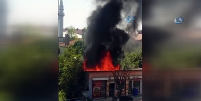 Suriyeli bakkalın çatısı alev alev böyle yandı