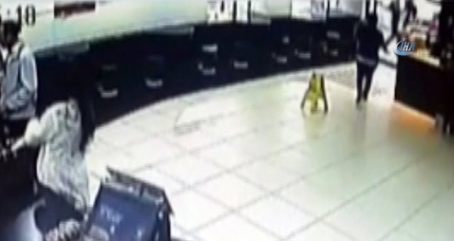Suriyeli çocuğa sıcak su atan restoran çalışanı kamerada