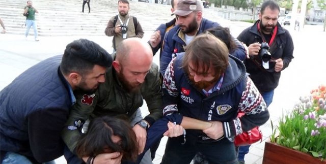 Taksim'de pankart açan iki kadın gözaltına alındı