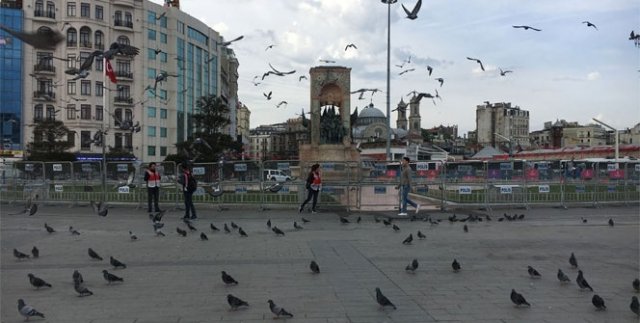 Taksim Meydanı polis ve güvercinlere kaldı