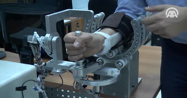 Teşhis koyup, tedavi yapabilen rehabilitasyon robotu üretildi