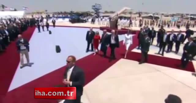 Trump alay konusu oldu: İşte o görüntüler