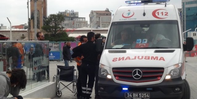 Turist kadının ayağı yürüyen banda sıkıştı