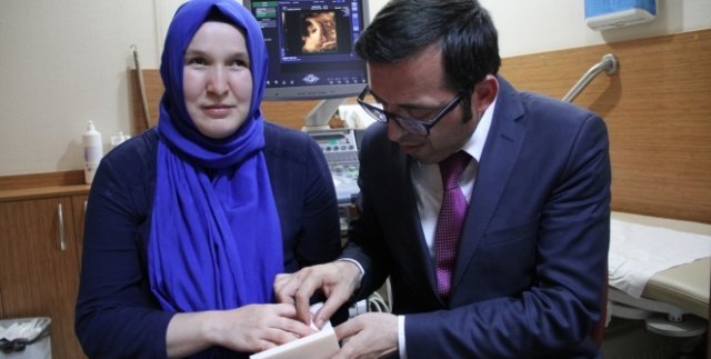 Türkiye’de ilk kez görme engelli kadın doğmamış bebeğine dokundu