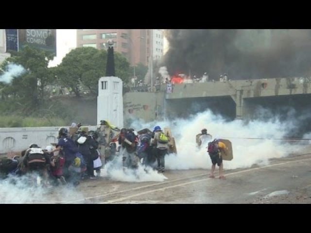 Venezuela'da protestocular emekli bir askeri döverek öldürdü