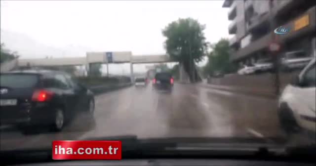 Yağmurda kontrolden çıkan panelvan direğe böyle çarptı