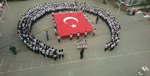 Yüzlerce öğrencinin ay-yıldızlı İstiklal Marşı coşkusu