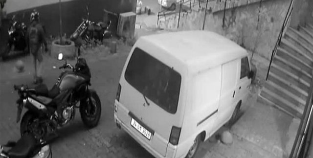 10 Bin liralık motosikletin çalınma anı kamerada