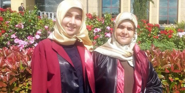 28 Şubat mağduru anne, kızıyla aynı dönem mezun oldu