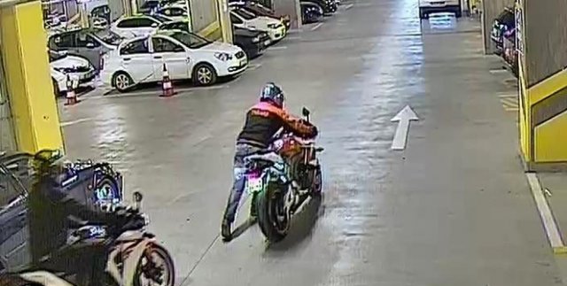 AVM otoparkından 40 bin liralık motosikleti çaldılar
