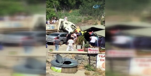 Beykoz'da hafriyat yüklü kamyon araçların arasına daldı