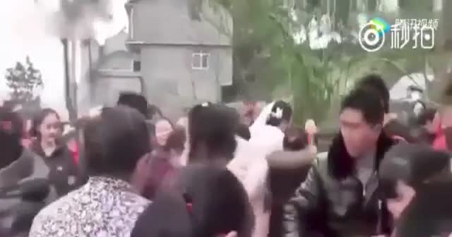 Çinli damat, kendisinden para isteyen gelini arabasından zorla çıkarıp tekmeledi