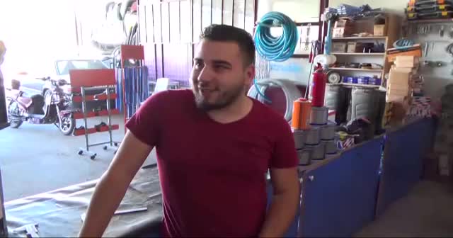 Deprem olunca tezgahın üzerinden adeta uçtu