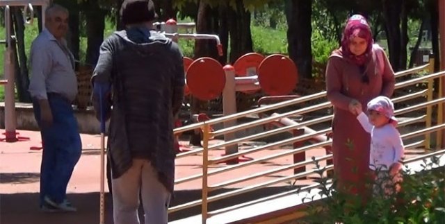 Dilenci kılığına giren gazeteciler sosyal deney yaptı