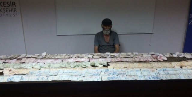 Dilencinin üstünden çıkan parayı 8 zabıta ancak sayabildi