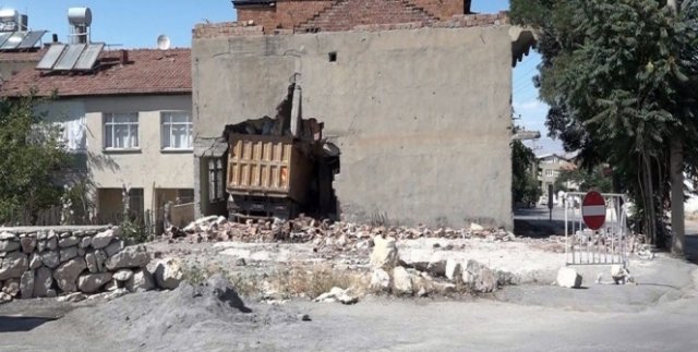 Eve giren kamyon 10 aydır çıkarılmadı