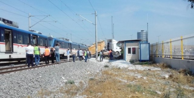 İzmir’de kamyonla tren çarpıştı