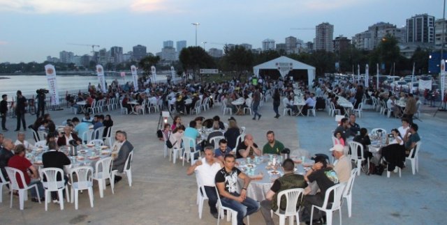 Kadıköylüler iftar için Caddebostan Sahili'nde buluştu