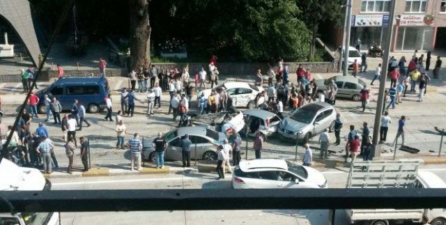 Karşı şeride geçen tır 6 otomobili biçti: 8 yaralı