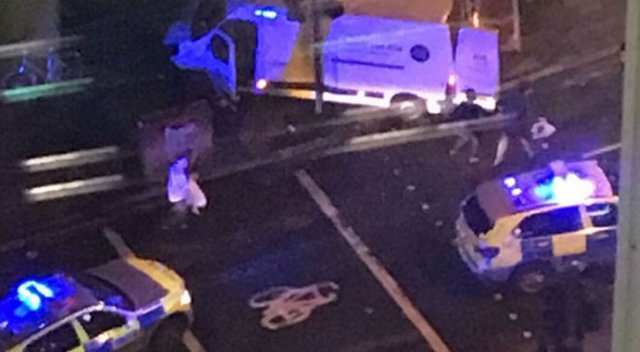 Londra'da gece yarısı minibüs kalabalığa daldı