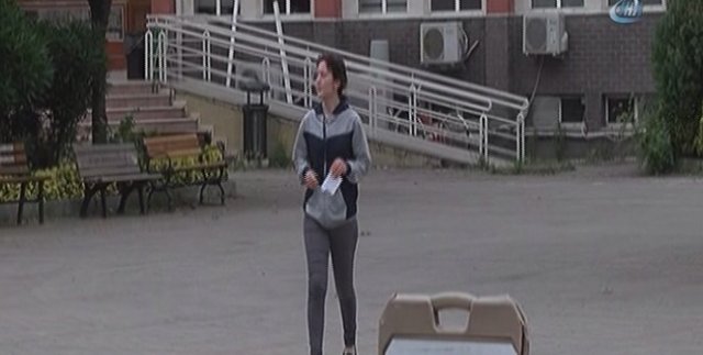 LYS'ye geç kalınca gözyaşları içinde sınav belgesini yırtıp çöpe attı