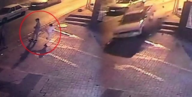 Ölümden arkadaşına attığı 'uçan tekmeyle' kurtuldu