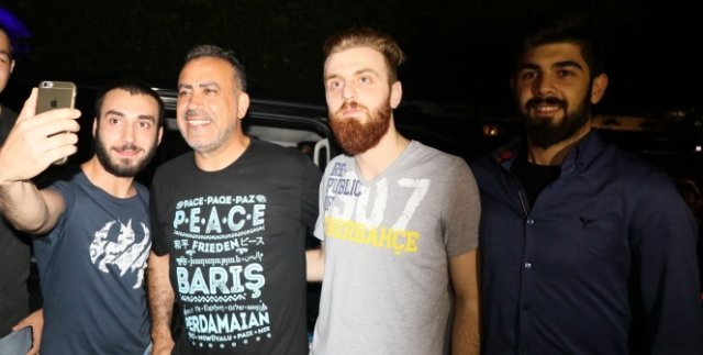 Takipçisi çağırdı, Haluk Levent gelip 40 kişiye muzlu süt ısmarladı