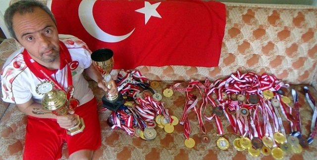 51 yaşındaki down sendromlu yüzücünün 51 madalyası var