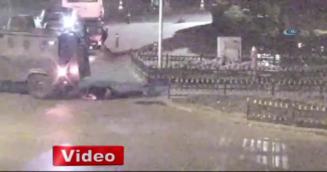 Darbeci hainlerin TRT Radyo binasının işgal etme anı kamerada